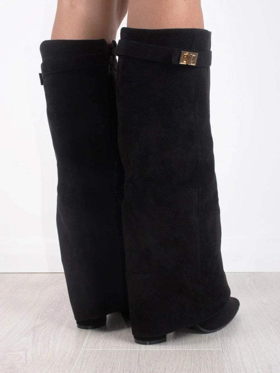 Bruine hoge dameslaarzen met een elegante uitstraling. Tijdloze schoenen voor herfst en wintermode.