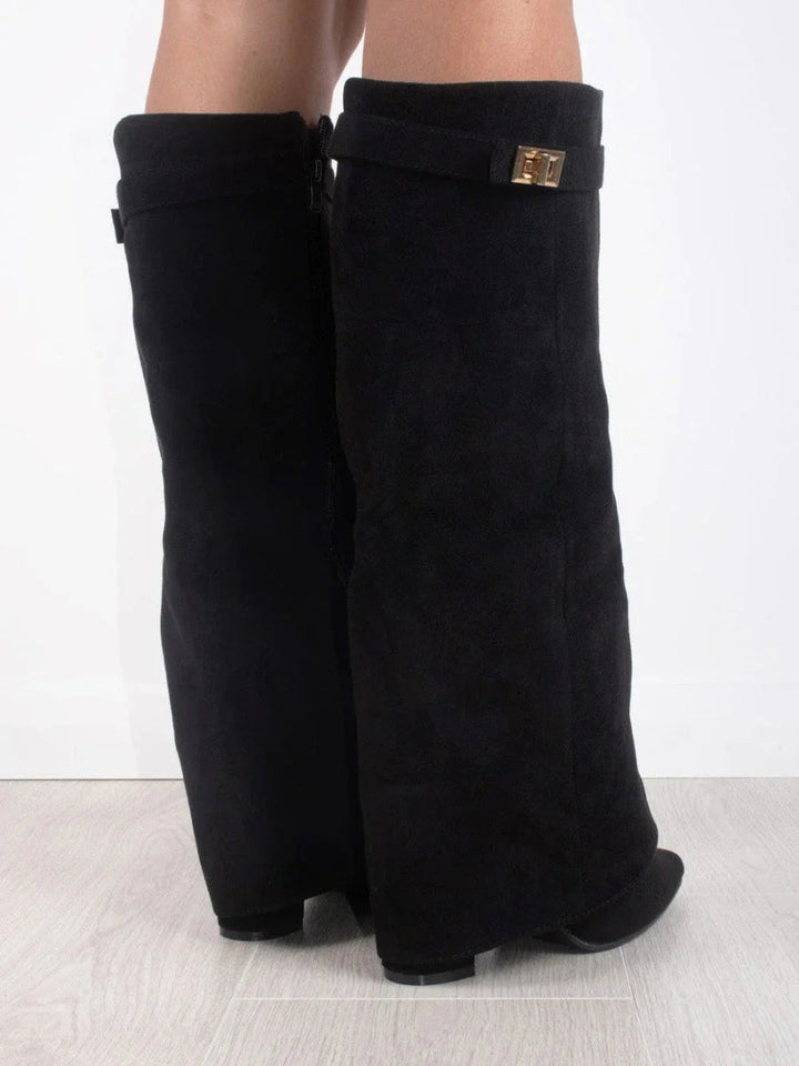 Bruine hoge dameslaarzen met een elegante uitstraling. Tijdloze schoenen voor herfst en wintermode.