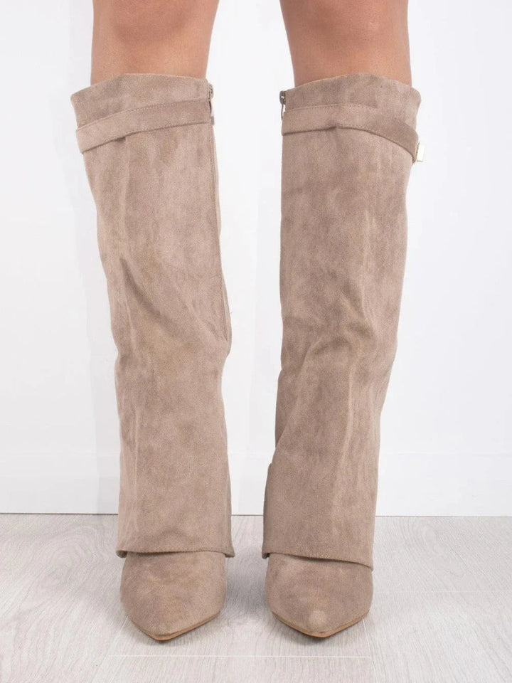 Hoge dameslaarzen in beige, met een gladde afwerking. Comfortabel en elegant voor de herfst- en wintergarderobe.