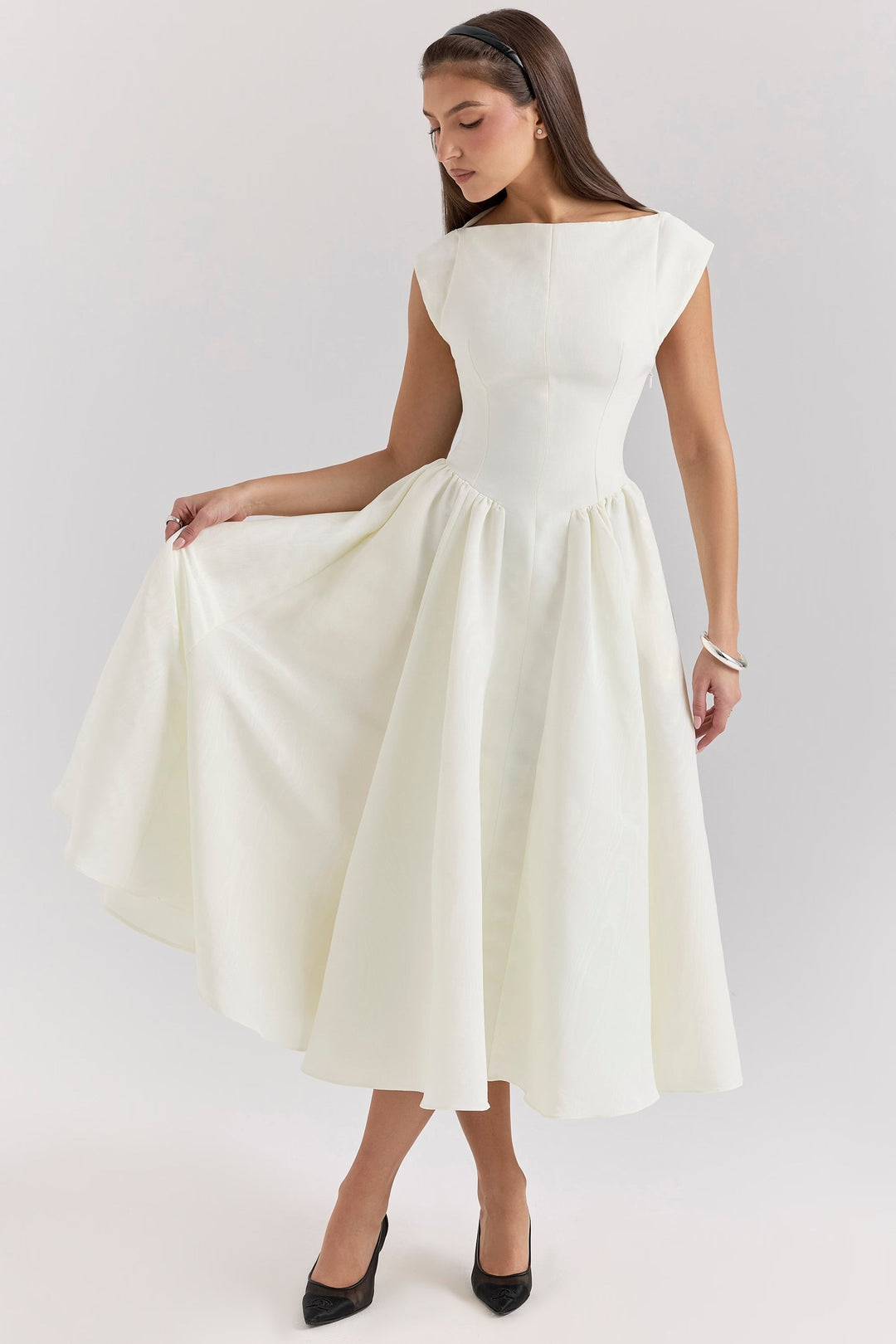 Zwarte en witte Victoria jurk, elegant en tijdloos met flatterende taille en vloeiende rok, geschikt voor dames.