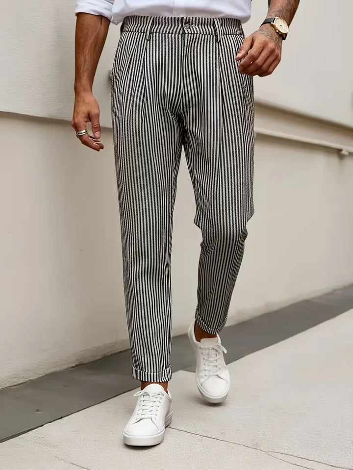 Zwarte gestreepte cropped herenpantalon voor een moderne smart casual look. Ideaal voor lente en zomer.