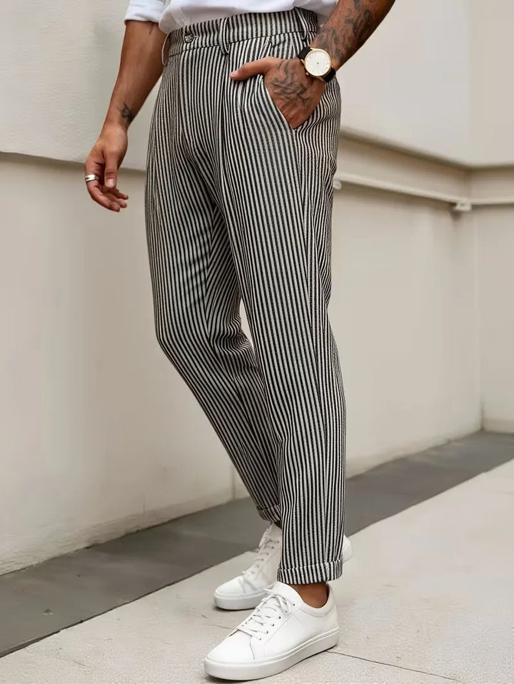 Lichtgewicht gestreepte cropped pantalon heren, perfect voor zomerse smart casual of zakelijke outfits.