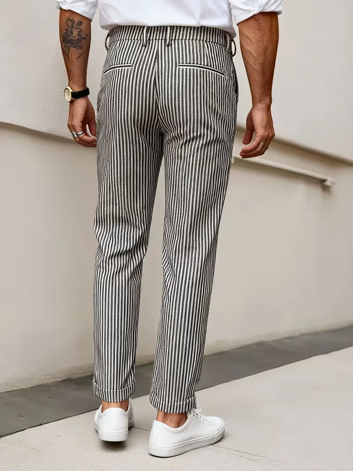 Stijlvolle gestreepte mid-rise straight-leg cropped herenbroek, modern en comfortabel voor elke gelegenheid.