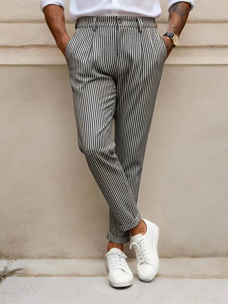 Moderne gestreepte cropped herenpantalon. Veelzijdig voor zakelijk casual en trendy lente/zomer mode.