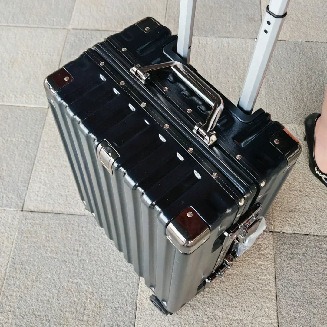 Hardshell koffer Vilnius met 360° zwenkwielen en aluminium frame voor moeiteloos reizen en manoeuvreren.