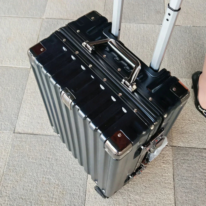 Hardshell koffer Vilnius met 360° zwenkwielen en aluminium frame voor moeiteloos reizen en manoeuvreren.