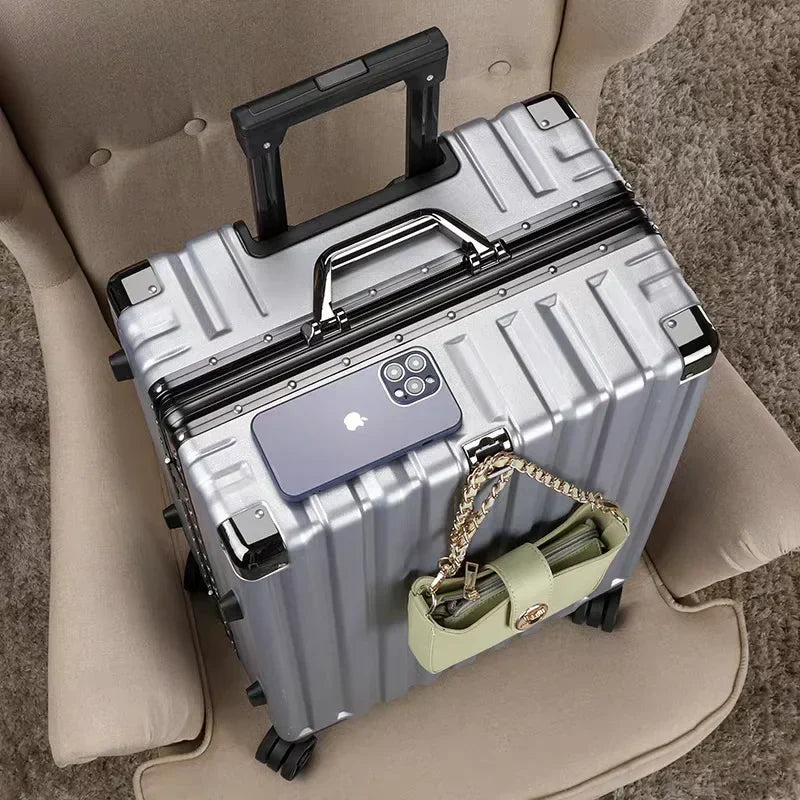 Open hardshell koffer met pakriemen en ritsvakken; georganiseerd inpakken met dit reisaccessoire.