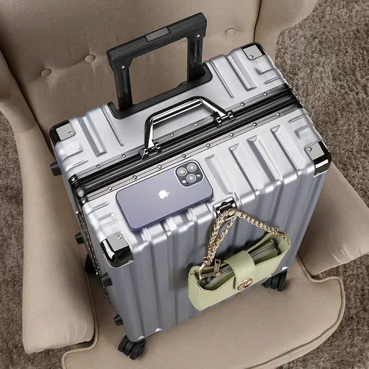 Open hardshell koffer met pakriemen en ritsvakken; georganiseerd inpakken met dit reisaccessoire.