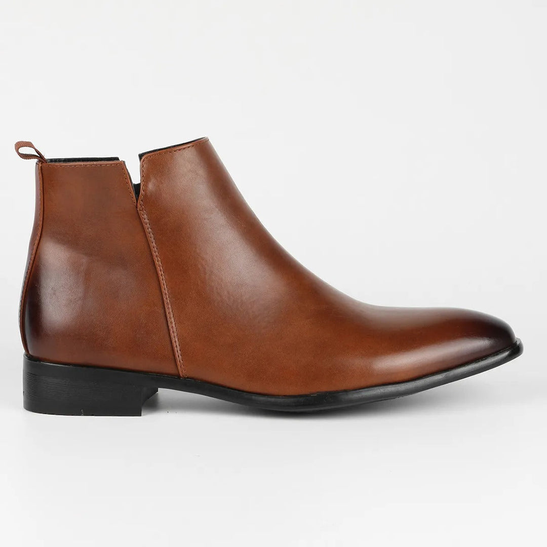Zijzicht van heren Chelsea boots met rits, lage hak en antislip zool; tijdloze mode voor mannen.