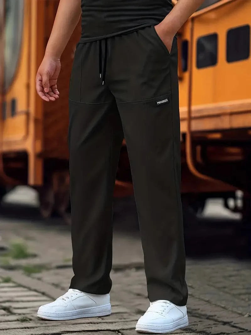 Zwarte heren joggingbroek, comfortabel en stijlvol voor dagelijks gebruik of sport. Regular fit, modern design.