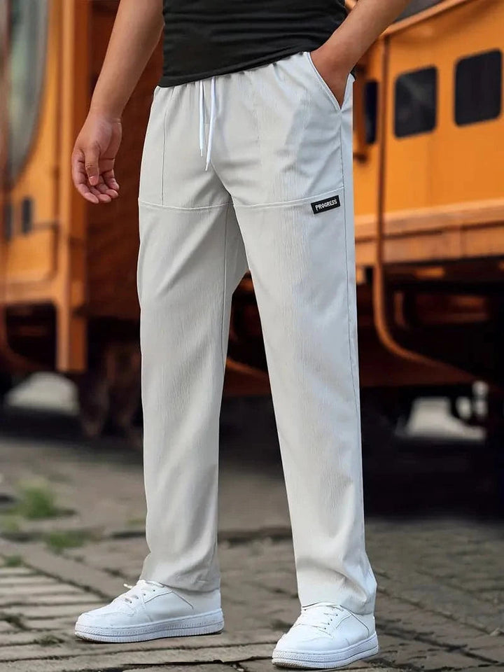 Grijze heren sportbroek, veelzijdig en comfortabel voor een sportieve of casual look. Modern, regular fit.