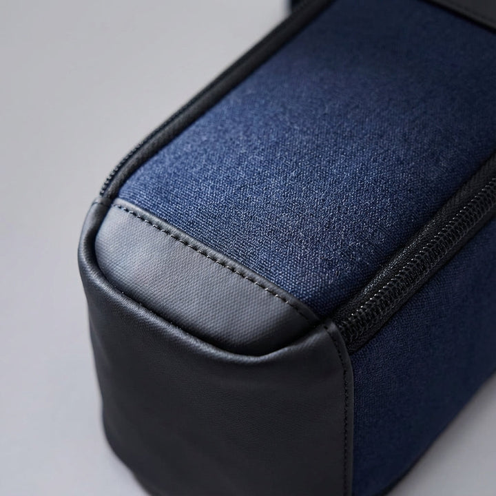 Blauwe compacte schoudertas heren, waterafstotend en voorzien van handige organizer vakken voor jouw essentials.