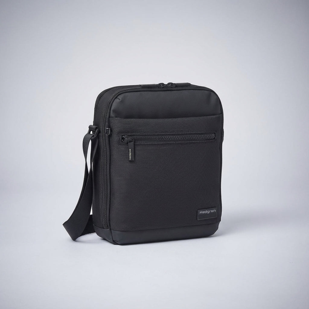 Duurzame CarryGuard messenger tas in tijdloos zwart, met verstelbare riem en compact design.