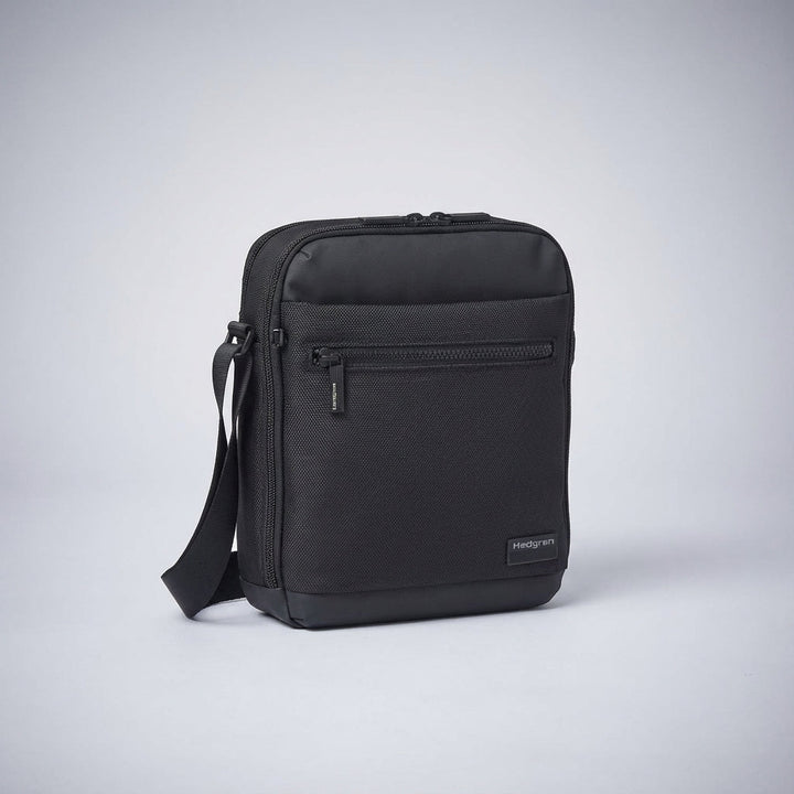 Duurzame CarryGuard messenger tas in tijdloos zwart, met verstelbare riem en compact design.