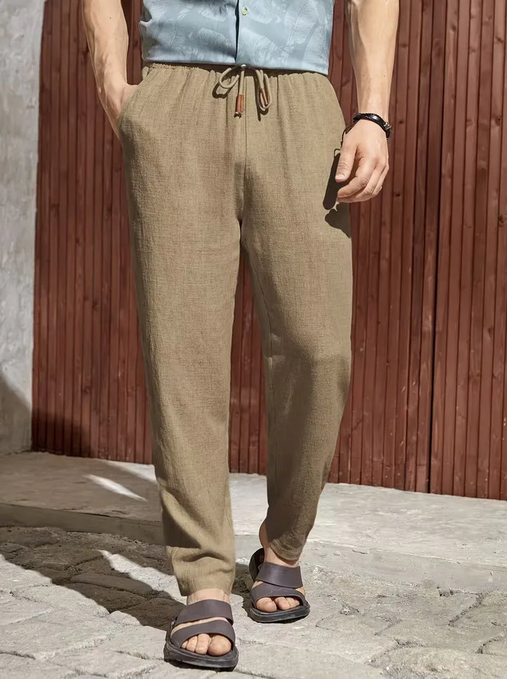 Khaki straight leg heren pantalon, trekkoord, comfortabel, ademend voor warme dagen.