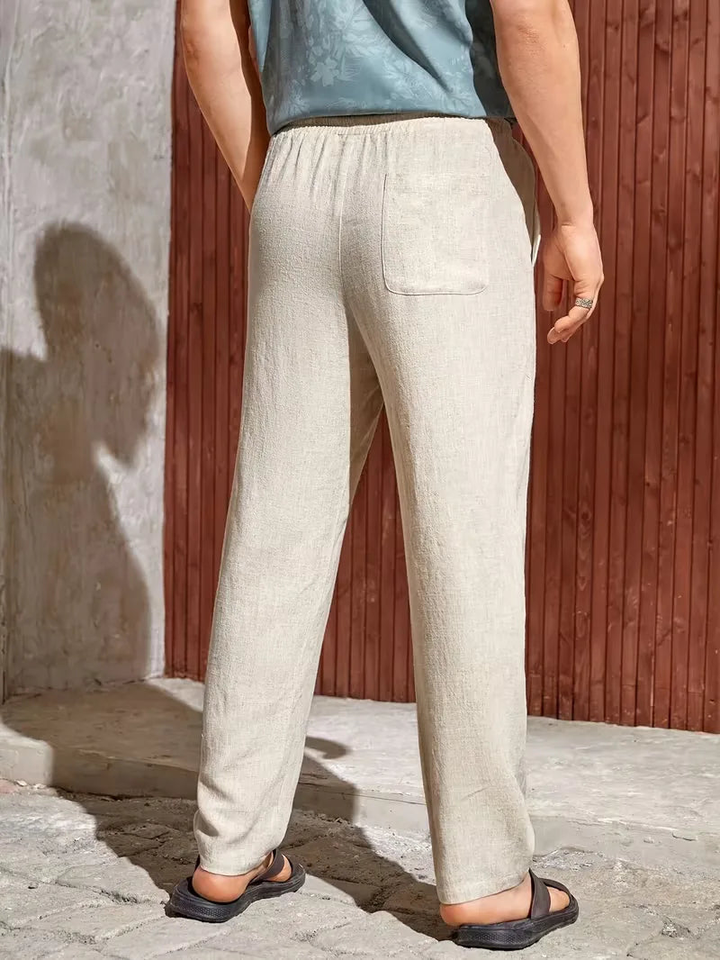 Zwarte heren pantalon met trekkoord en straight leg pasvorm, ademend en casual.