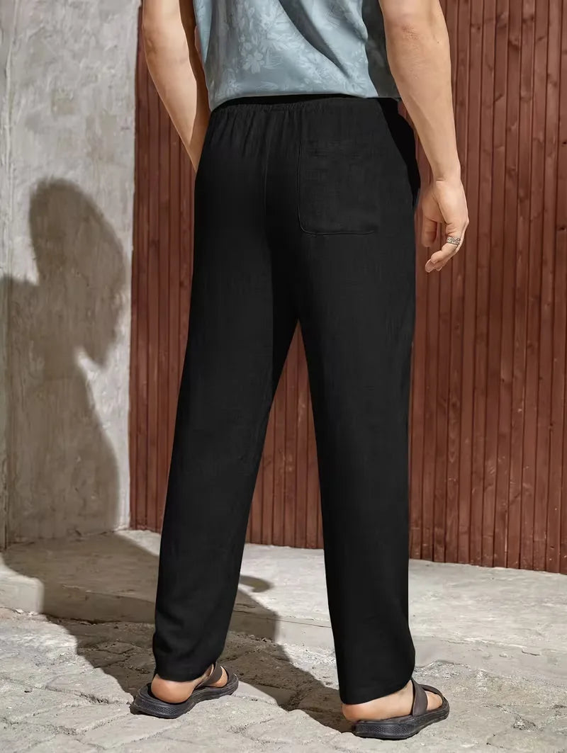 Casual zwarte heren pantalon met trekkoord, rechte pijp, perfect voor zomerse dagen.