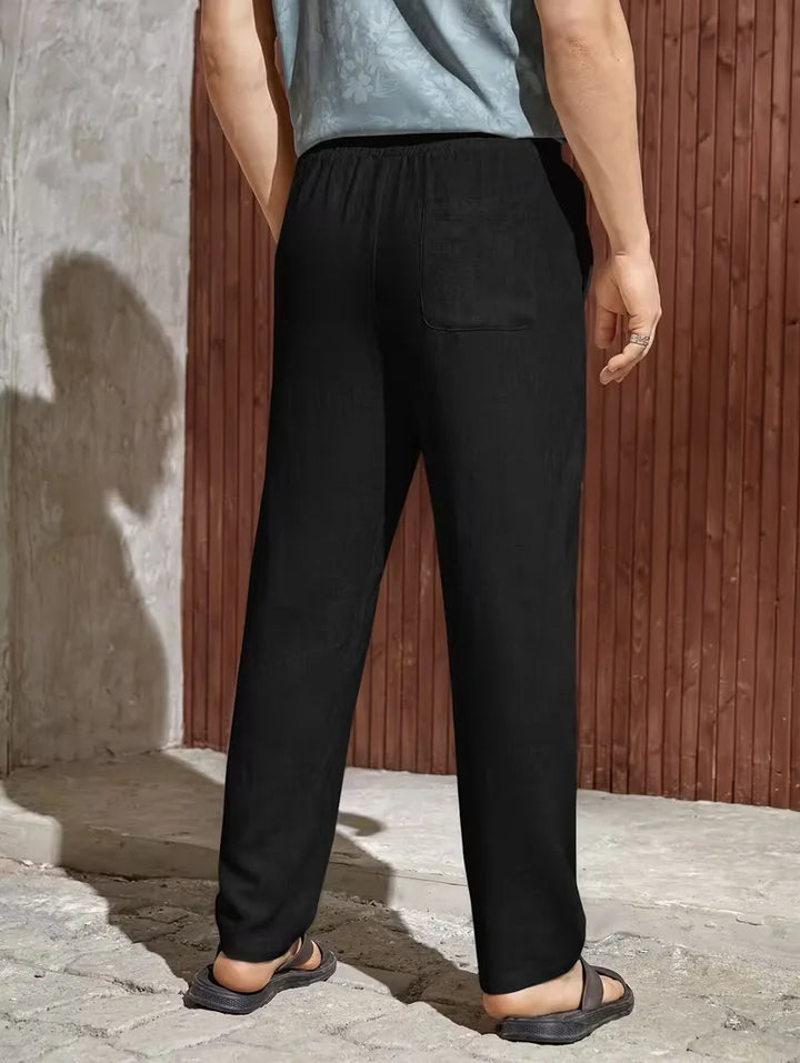 Casual zwarte heren pantalon met trekkoord, rechte pijp, perfect voor zomerse dagen.