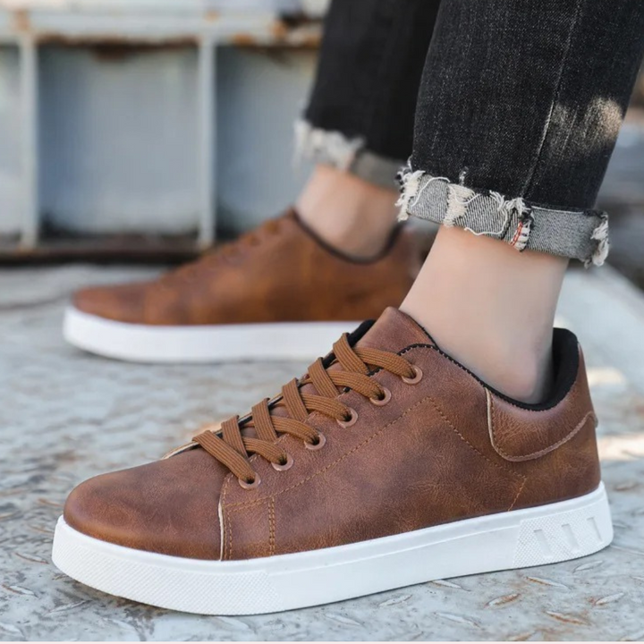 Zwarte heren sneakers met ondersteunende zool voor dagelijks comfort en casual stijl.