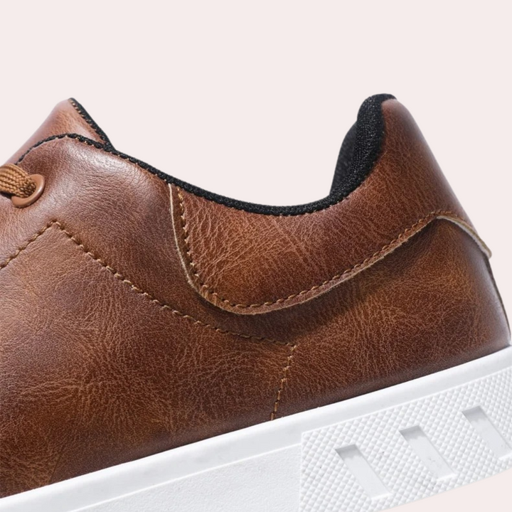 Comfortabele zwarte sportschoenen heren met ademend bovenwerk en ergonomische, ondersteunende zool.