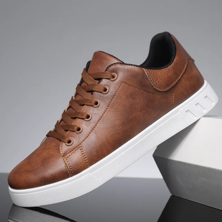 Detail van de vetersluiting op trendy heren sneakers, voor een moderne casual look en stevige pasvorm.