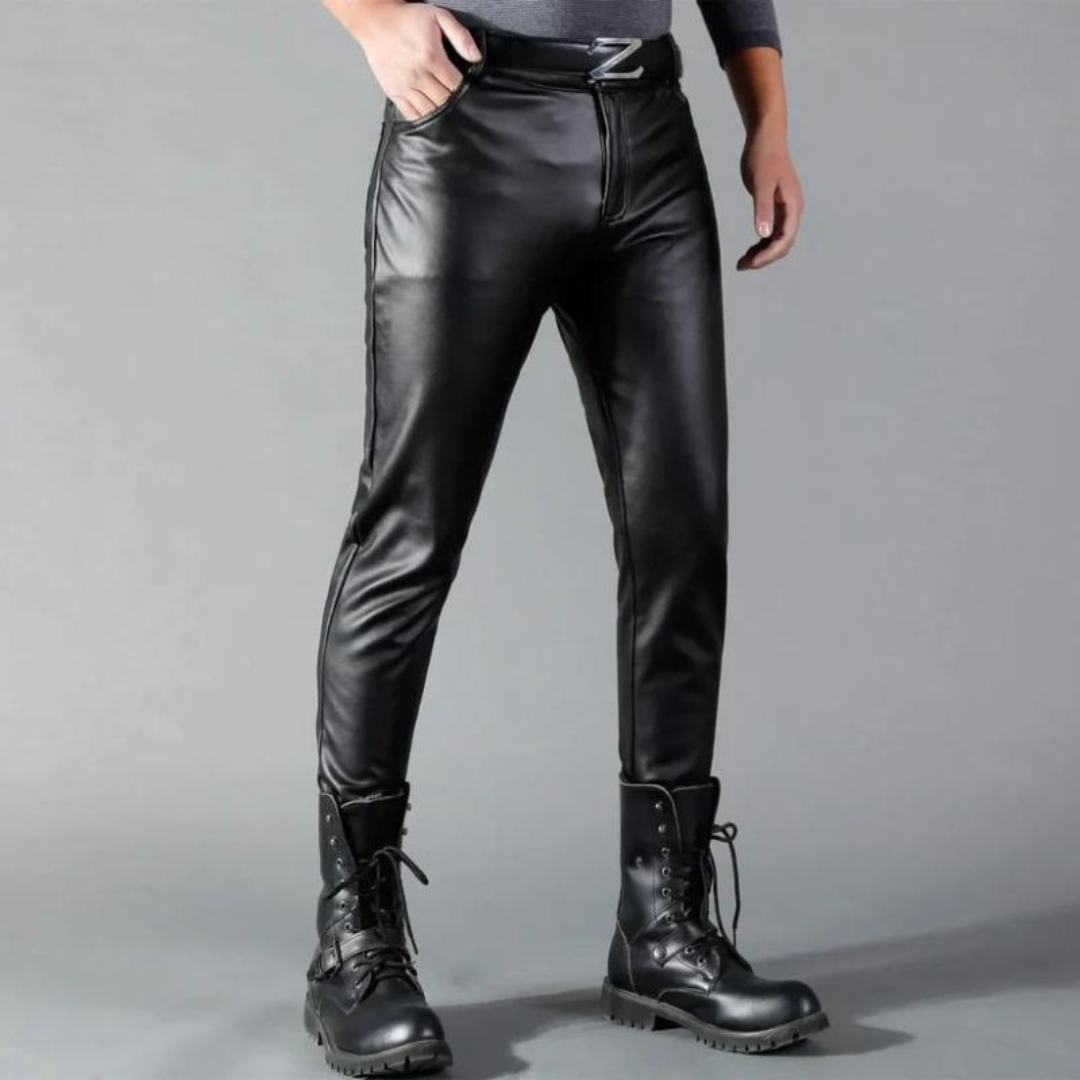 Zwarte heren stretch leren broek, comfortabel en stijlvol, perfect voor casual of formele looks.