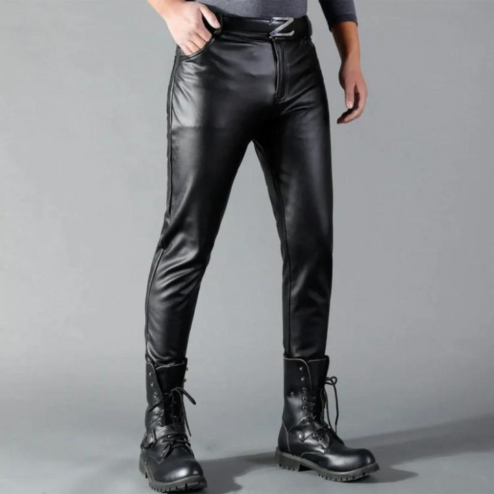Zwarte heren stretch leren broek, comfortabel en stijlvol, perfect voor casual of formele looks.