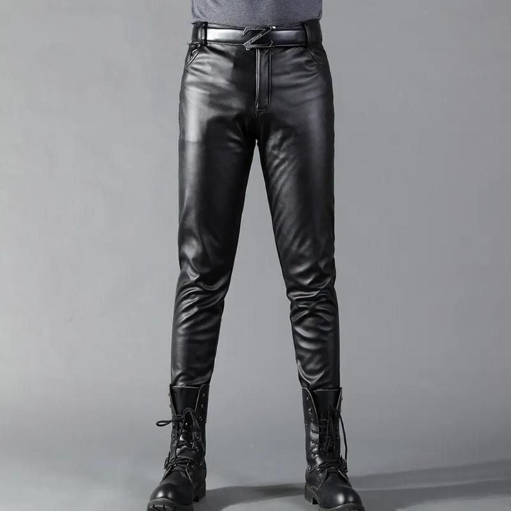 Close-up van de textuur van een duurzame heren stretch leren broek, toont flexibiliteit en kwaliteit.