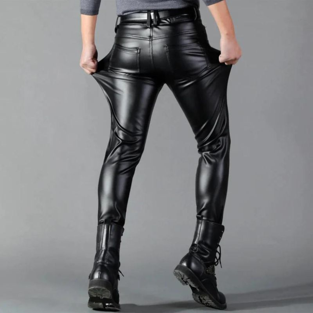 Man draagt een tijdloze heren stretch leren broek, uitstralend comfort en moderne stijl voor elke gelegenheid.