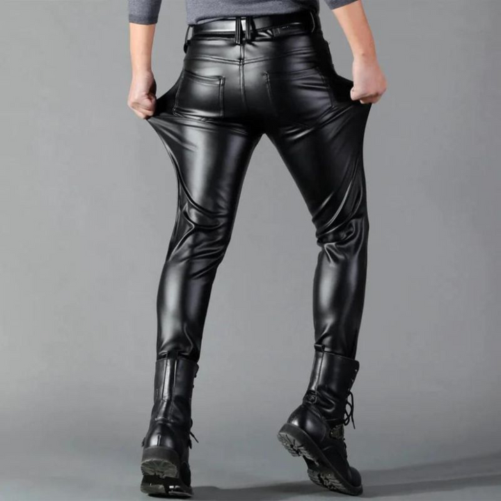 Man draagt een tijdloze heren stretch leren broek, uitstralend comfort en moderne stijl voor elke gelegenheid.