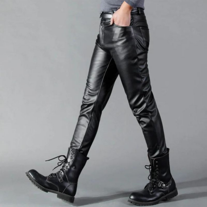 Achterkant van een nauwsluitende heren stretch leren broek, benadrukt de perfecte pasvorm en comfort.