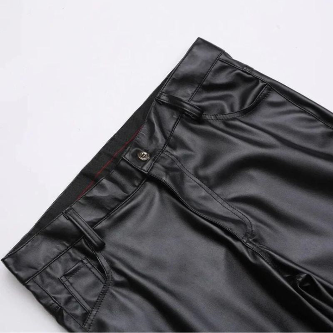 Veelzijdige heren stretch leren broek, combineert moeiteloos met zowel casual als formele outfits.