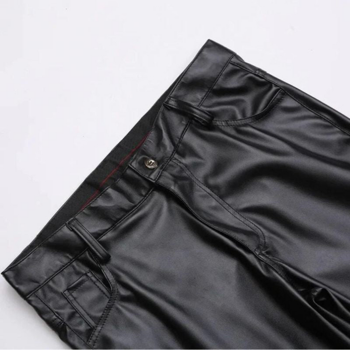 Veelzijdige heren stretch leren broek, combineert moeiteloos met zowel casual als formele outfits.
