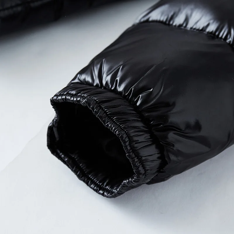 Stijlvolle zwarte heren puffer jas met isolatie. Comfortabele bovenkleding voor koude winterdagen.