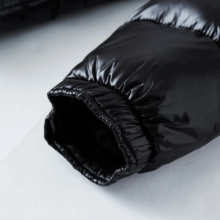 Stijlvolle zwarte heren puffer jas met isolatie. Comfortabele bovenkleding voor koude winterdagen.