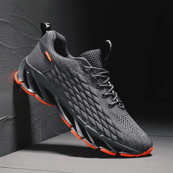 "Zwarte herenschoenen, ademende mesh, verende zolen. Ideaal voor joggen, biedt comfort en ondersteuning tijdens sport."