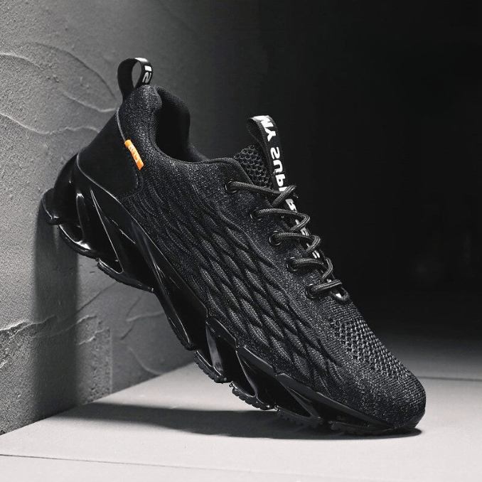 "Zwarte herenschoenen, ademende mesh, verende zolen. Ideaal voor joggen, biedt comfort en ondersteuning tijdens sport."