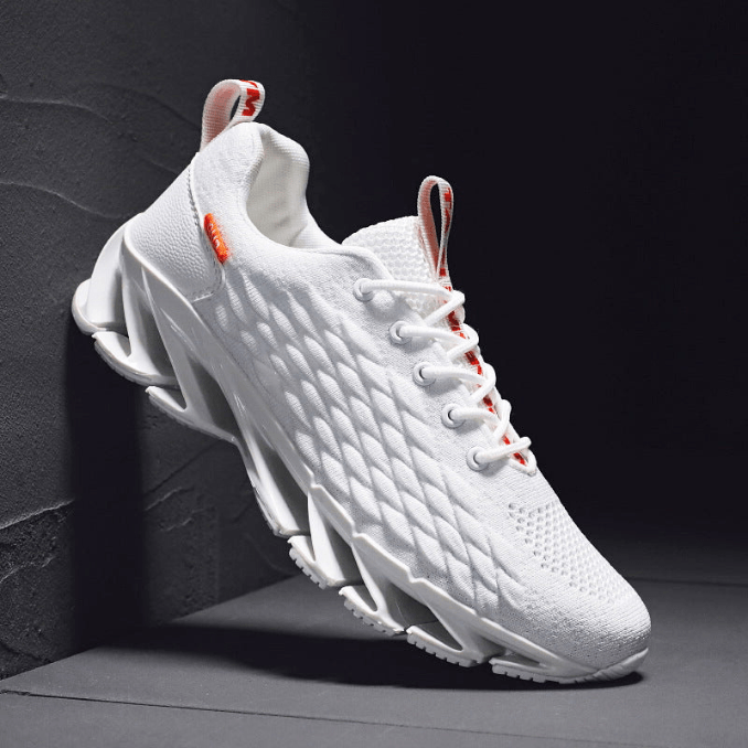 "Zwarte herenschoenen, ademende mesh, verende zolen. Ideaal voor joggen, biedt comfort en ondersteuning tijdens sport."