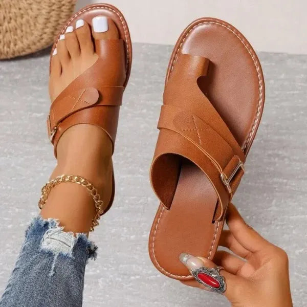 Bruine leren orthopedische dames slippers met gespen, ideaal voor voetcomfort en zomerse dagen.