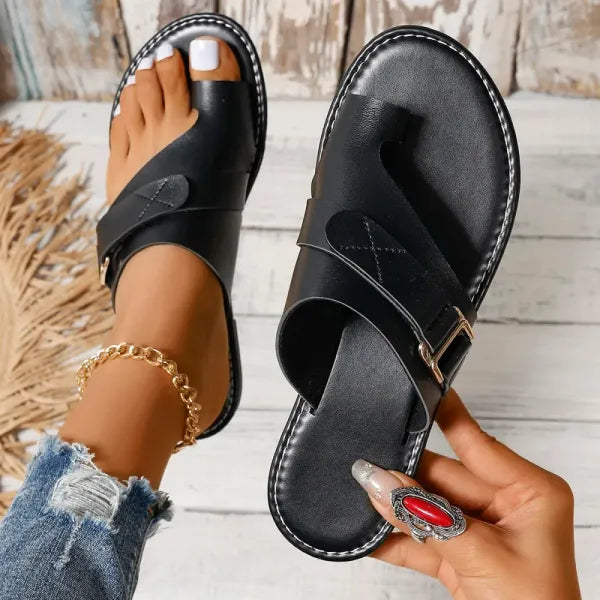 Witte leren orthopedische dames slippers, verstelbaar, elegant en comfortabel voor elk seizoen.