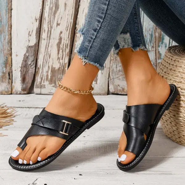 Zijaanzicht van de bruine leren orthopedische dames slippers, met focus op de comfortzool.