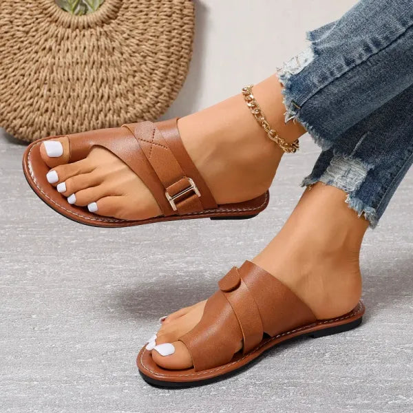 Drie paar leren orthopedische dames slippers (zwart, bruin, wit) naast elkaar, veelzijdigheid.