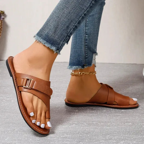 Bovenaanzicht van de witte leren orthopedische dames slippers, benadrukt het verstelbare design.
