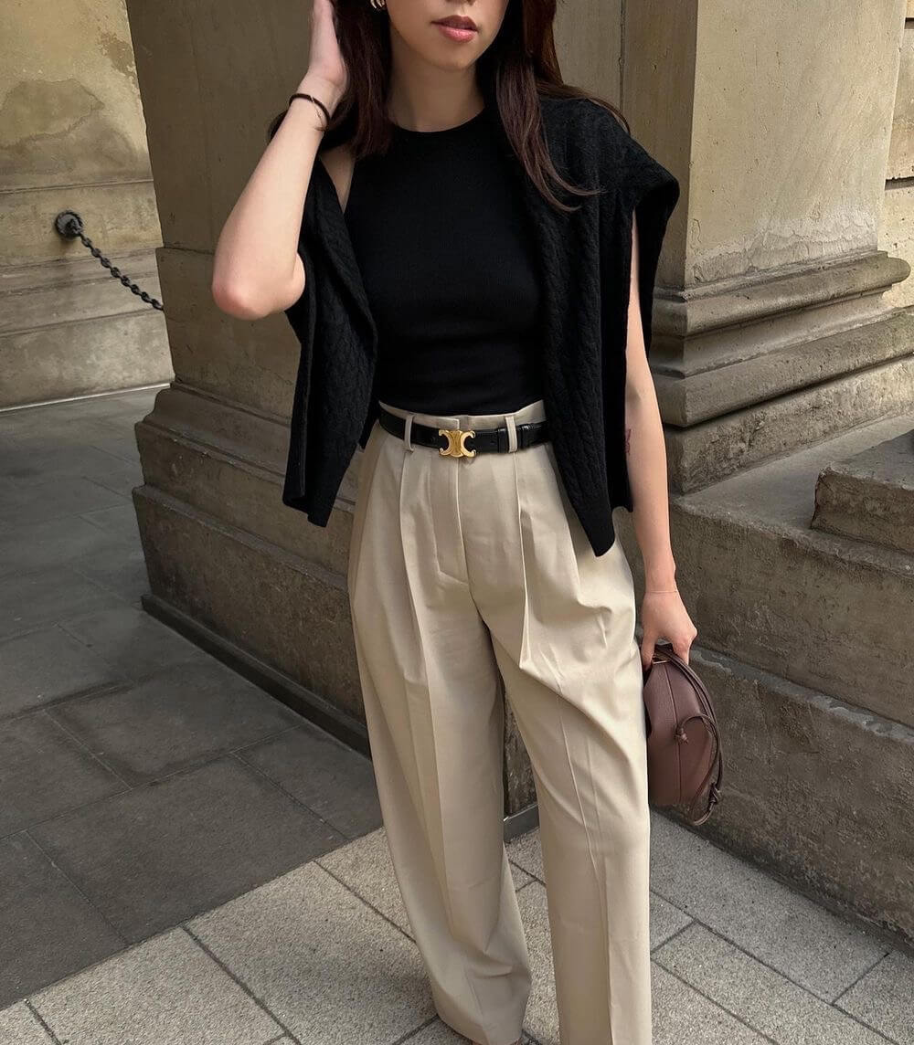 Zwarte leren riem met elegante gouden gesp, combineert luxe en stijl voor zowel formele als casual damesoutfits.