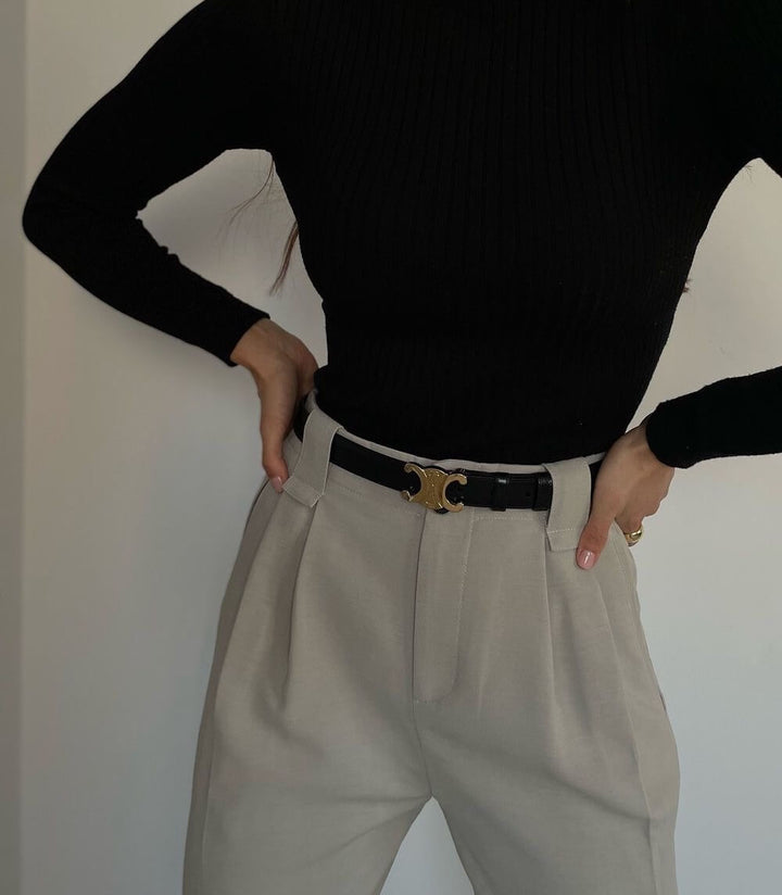 Zwarte leren riem met elegante gouden gesp, combineert luxe en stijl voor zowel formele als casual damesoutfits.