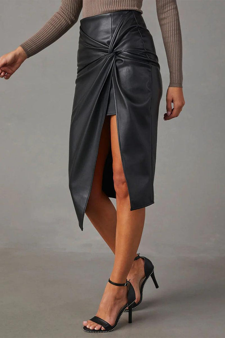 Elegante open leren damesrok, een veelzijdige en stijlvolle keuze voor elke gelegenheid.