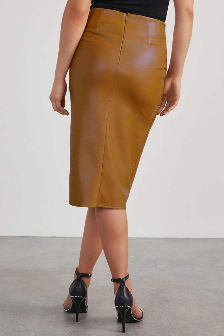 Modieuze open leren midi rok voor dames, straalt tijdloze elegantie en comfort uit.