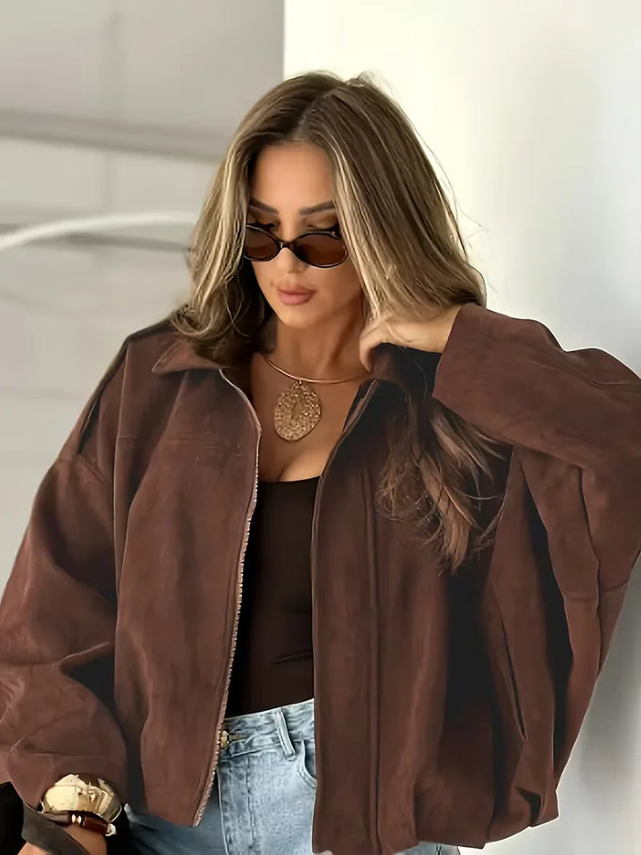 Zwarte oversized leren bikerjas voor dames, ideaal voor een stoere herfst en winter streetwear look.