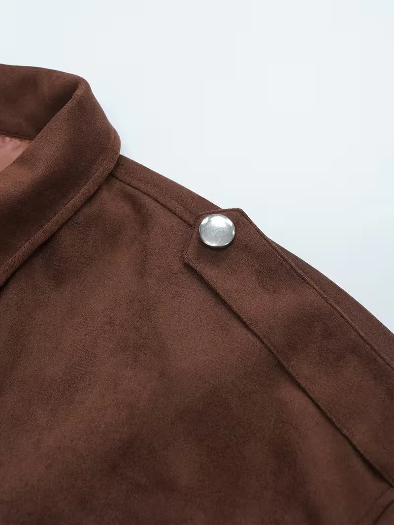 Modieuze zwarte oversized leren jas voor dames, veelzijdig en warm voor koude herfst- en winterdagen.