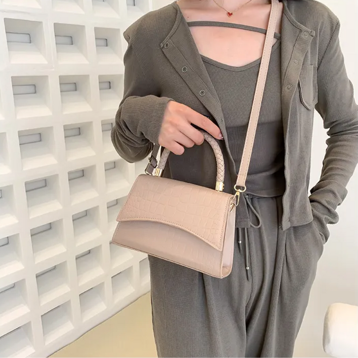 Dames handtas van hoogwaardig zwart PU leer, voorzien van bovenhandvat. Elegant, te dragen als schoudertas/crossbody.